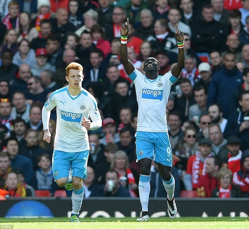 Colback (trái) và Cisse giúp Newcastle rời Anfield với 1 điểm quý giá