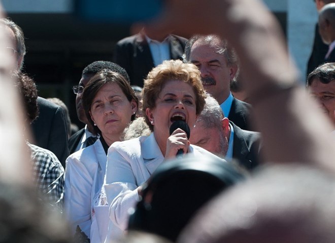 Tổng thống Brazil Dilma Rousseff phát biểu trước đám đông người ủng hộ trước dinh thự Tổng thống, ngày 12/5. (Nguồn: AFP)