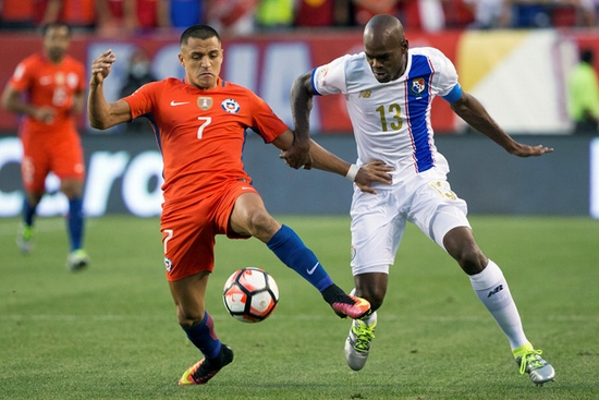 Sanchez lập cú đúp, kéo Chile vào tứ kết Copa America