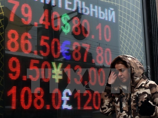 Bảng tỷ giá đồng ruble so với các đồng ngoại tệ tại thủ đô Moskva. (Nguồn: AFP/TTXVN)