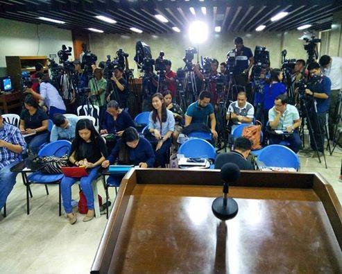 Các phóng viên tập trung ở trụ sở Bộ Ngoại giao Philippines tại Manila để tham gia buổi họp báo - Ảnh: ABS-CBN News