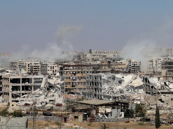 Khói bốc lên sau các cuộc giao tranh giữa lực lượng ủng hộ Chính phủ Syria và phiến quân IS tại ngoại ô thành phố Aleppo. (Nguồn: AFP/TTXVN)