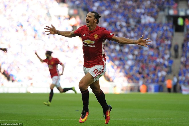 Ibrahimovic sắm vai người hùng của Manchester United.