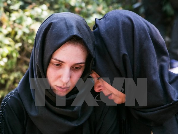 Nỗi đau của người thân tại lễ tang các nạn nhân thiệt mạng trong vụ đảo chính ở Istanbul. (Ảnh: AFP/TTXVN)