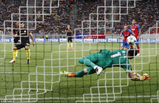 Aguero phung phí 2 quả penalty, Man City vẫn đại thắng 5-0!