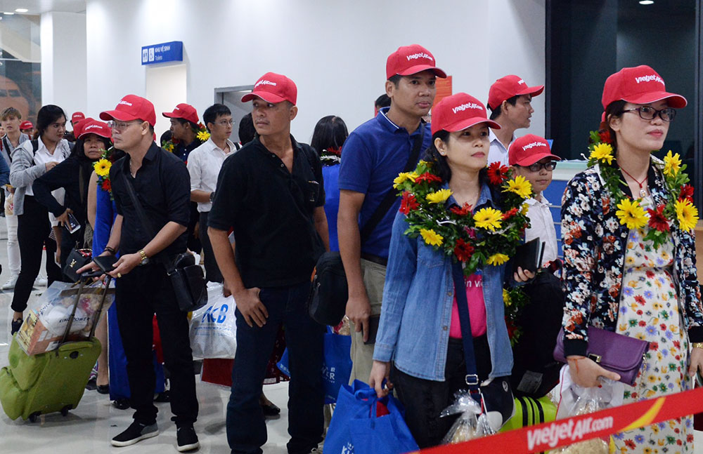 Những hành khách đầu tiên trên chuyến bay Bangkok - Hải Phòng 