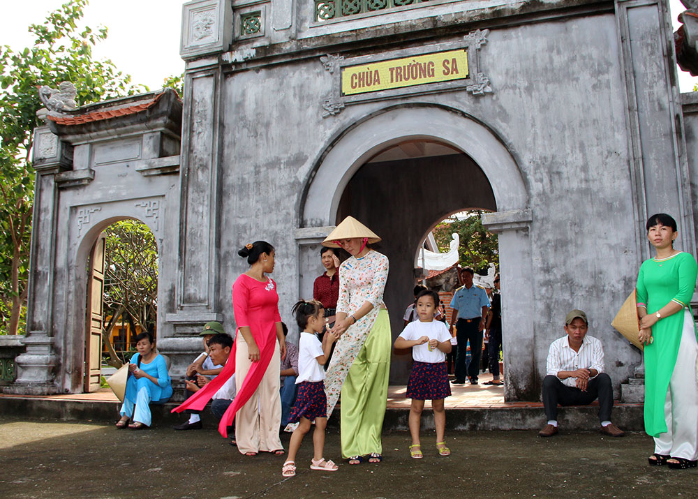 Đi chùa đầu năm ở đảo Trường Sa. Ảnh: T.Linh