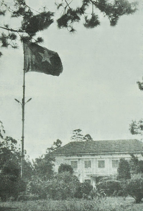 Cờ Mặt trận Giải phóng tung bay trên cột cờ Tòa Hành chính Lâm Đồng ngụy (Chụp lại ảnh tư liệu: XUÂN LONG)