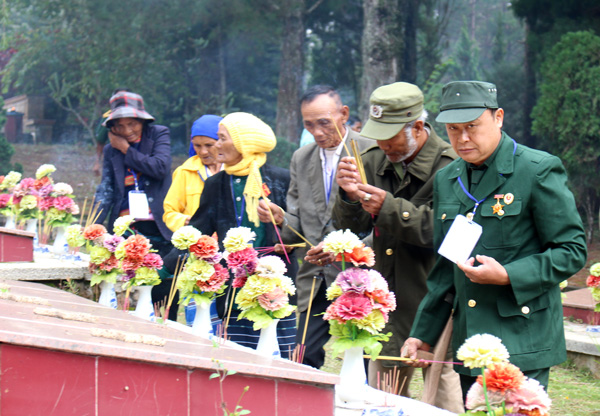 Người có công cách mạng trong vùng DTTS thắp hương tưởng nhớ các anh hùng liệt sĩ tại Nghĩa trang Liệt sĩ Đà Lạt. Ảnh: N.Thu