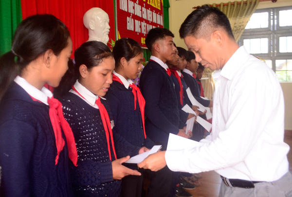 Trao 200 suất học bổng cho học sinh nghèo tại Lạc Dương và Đam Rông