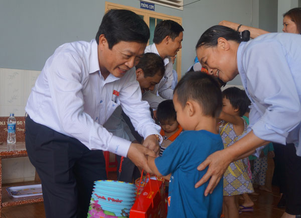 Đồng chí Đoàn Văn Việt, thăm và tặng quà Trung thu cho trẻ em Mái ấm Tín Thác