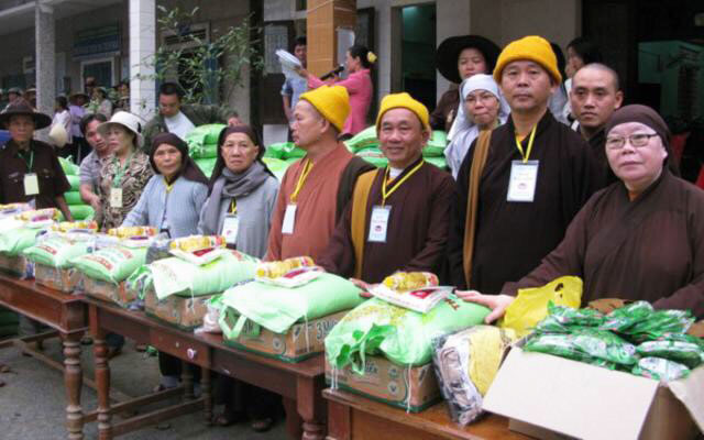 Hoạt động cứu trợ đồng bào lũ lụt luôn được Ban Trị sự Giáo hội Phật giáo Lâm Đồng chú trọng. Ảnh: N.Thu