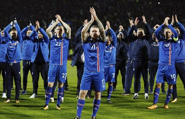 Cầu thủ và Ban huấn luyện Iceland sau trận thắng Kosovo 2-0