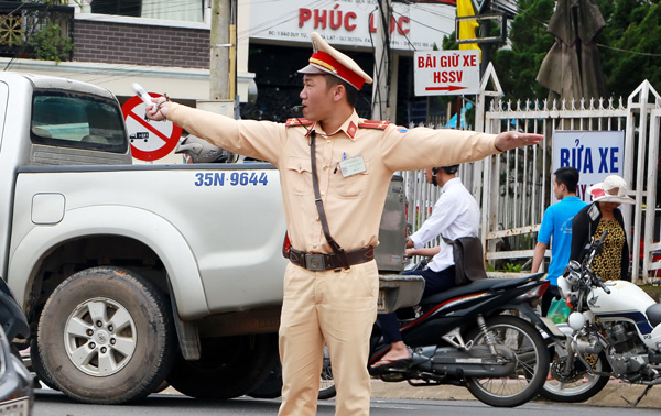 Chàng trung úy Cảnh sát giao thông nhiệt tình