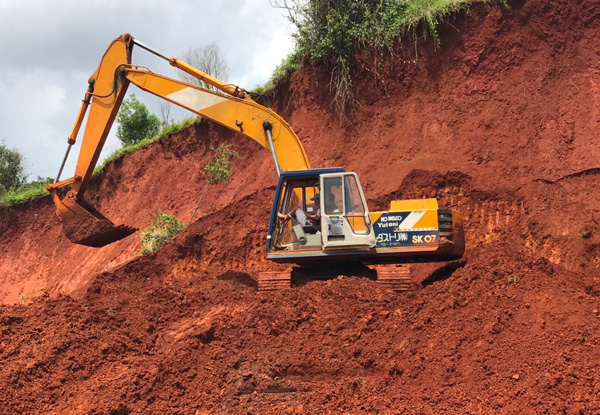 Việc khai thác đất trái phép đang “uy hiếp” làm ảnh hưởng nghiêm trọng đến cuộc sống của nhiều hộ dân Thôn 5 (xã Đam B’ri, TP Bảo Lộc). Ảnh: Hải Đường