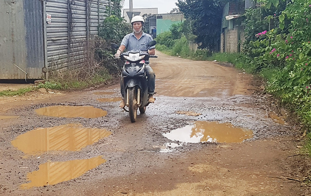 Công ty làm hỏng đường rồi bỏ đi không sửa