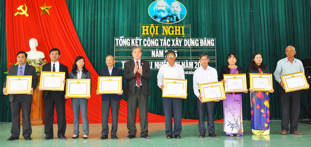 Huyện ủy Di Linh trao Giấy khen đảng viên hoàn thành xuất sắc nhiệm vụ 5 năm liền (2012 - 2016). Ảnh: B.T