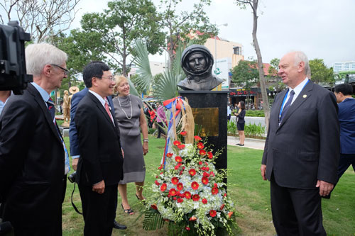 Tác phẩm tượng “Gagarin - người đầu tiên bay vào vũ trụ” của Nga. Ảnh: VGP/Lưu Hương