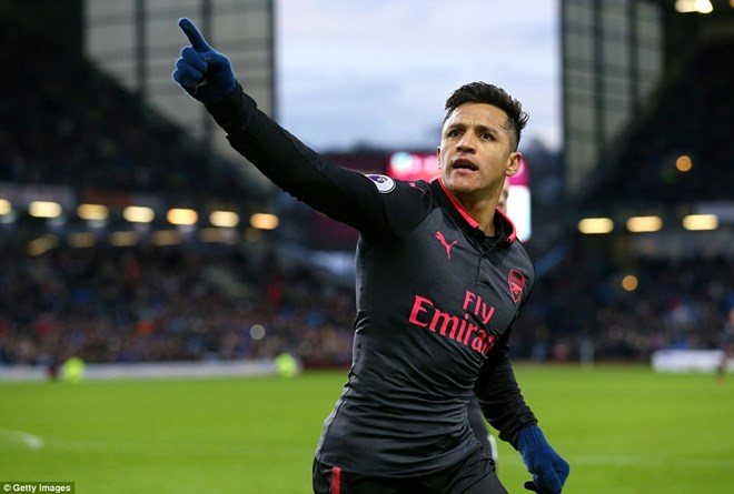 Sanchez giúp Arsenal giành 3 điểm từ chấm 11m