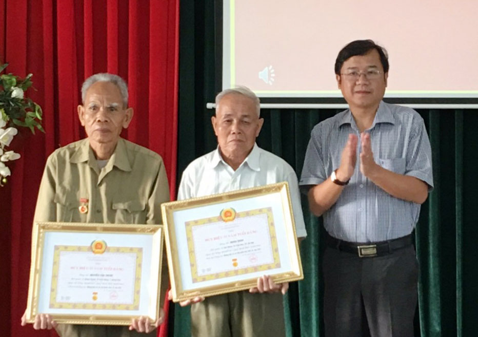 Đồng chí Tôn Thiện Đồng, Bí thư Huyện ủy Đạ Tẻh, trao Huy hiệu Đảng cho 2 đảng viên 55 năm tuổi Đảng