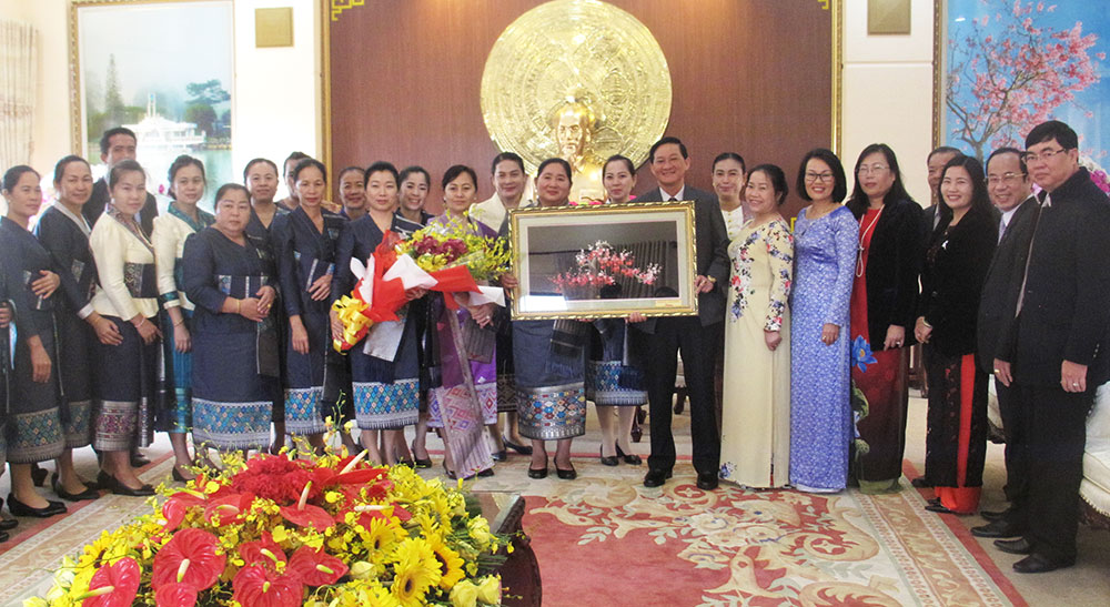 Lãnh đạo tỉnh Lâm Đồng cùng cán bộ lãnh đạo các ban, ngành, Hội LHPN tỉnh chụp ảnh lưu niệm với đoàn công tác Hội LHPN tỉnh Bolykhamxay - Lào