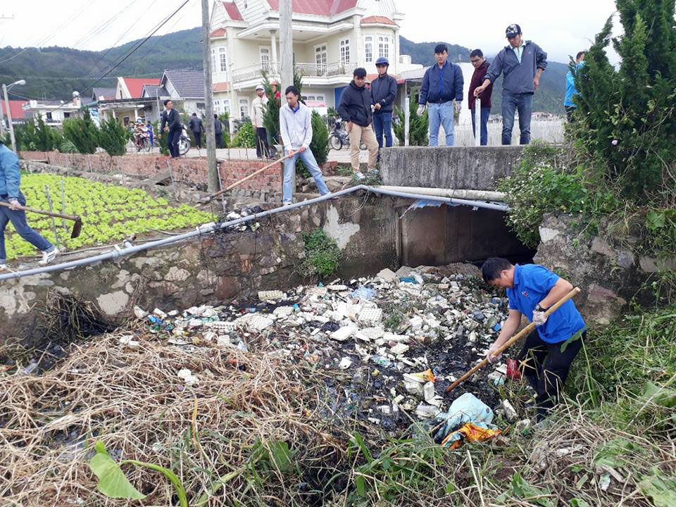 Ðoàn viên, thanh niên thu gom bao, gói thuốc bảo vệ thực vật sau sử dụng