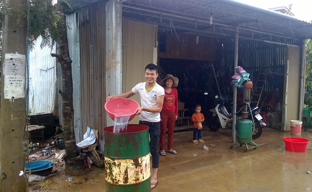 Hệ thống nước tự chảy cung cấp cho toàn xã bị hư hỏng nặng người dân phải hứng nước mưa để sử dụng