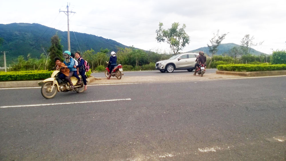 Không còn đường nào khác, người dân phải băng qua cao tốc để đi làm nên rất nguy hiểm. Ảnh: H.Y