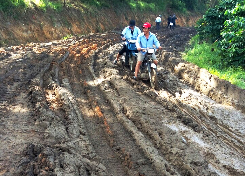 Xe chở cát cày nát đường liên thôn