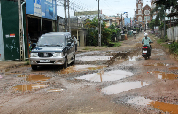 Đường Trần Bình Trọng đang xuống cấp ngày càng nghiêm trọng. Ảnh: K.Phúc