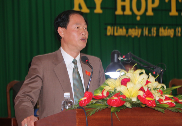 Đồng chí Nguyễn Trọng Ánh Đông – UVBTV Tỉnh ủy, Chủ tịch UBMTTQ tỉnh phát biểu tại kỳ họp