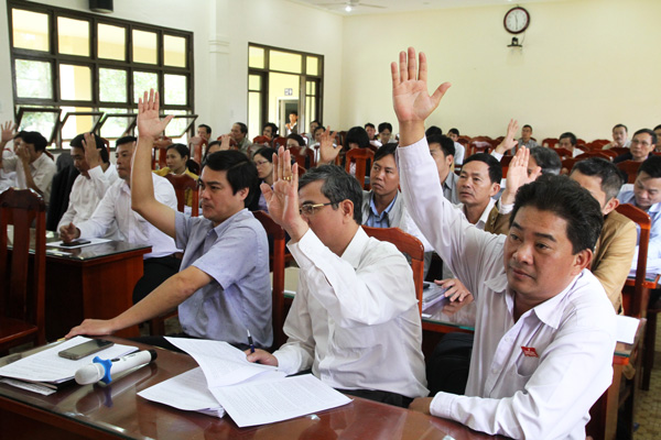 Các đại biểu HĐND TP Bảo Lộc biểu quyết thông qua Nghị quyết
