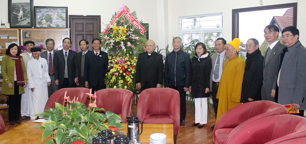 Đại diện Thường trực Tỉnh ủy và các thành viên trong đoàn tặng hoa chúc mừng Tòa Giám mục Đà Lạt nhân dịp Giáng sinh 2017