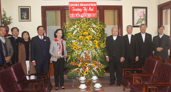 Đồng chí Trương Thị Mai - Ủy viên Bộ Chính trị - Bí thư Trung ương Đảng – Trưởng Ban Dân vận Trung ương thăm và chúc mừng Giáng sinh Giám mục Vũ Huy Chương, Giáo phận Đà Lạt