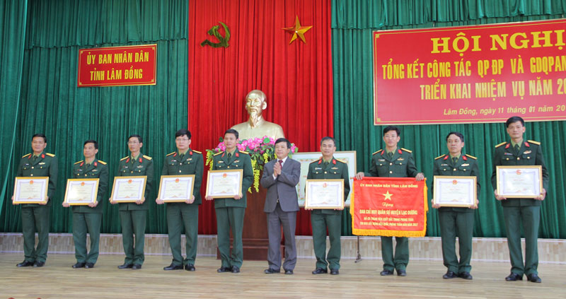 Đồng chí Đoàn Văn Việt – Phó Bí thư Tỉnh ủy, Chủ tịch UBND tỉnh trao cờ và bằng khen của UBND tỉnh cho các tập thể và cá nhân