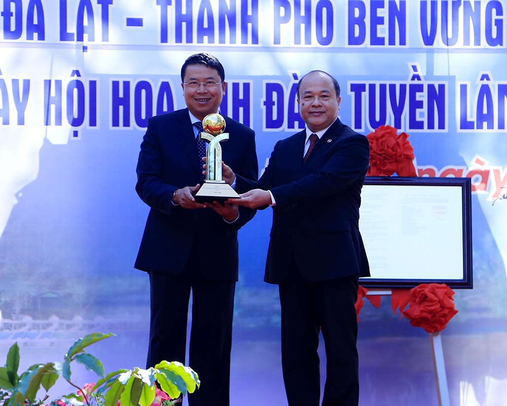 Ông Tôn Thiện San – Phó Chủ tịch UBND TP Đà Lạt vinh dự thay mặt chính quyền TP Đà Lạt đón nhận giải thưởng Đà Lạt - thành phố bền vững về môi trường ASEAN