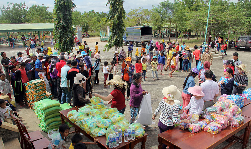 Những món quà đầy ý nghĩa đến với bà con dân tộc Raglai Ninh Thuận ngày 27/1/2018. Ảnh MĐ