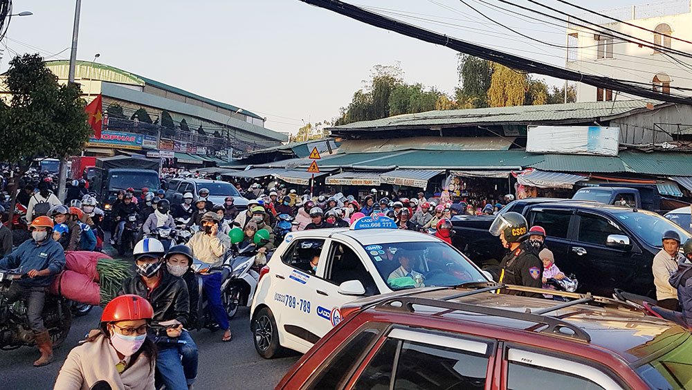 Cơ quan chức năng đánh giá chợ Phan Chu Trinh là một trong những nguyên nhân gây kẹt xe, ùn ứ cục bộ thường xuyên trong giờ cao điểm hằng ngày.  Ảnh: C.P