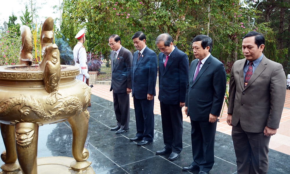 Lãnh đạo tỉnh viếng Nghĩa trang Liệt sỹ dịp Tết Mậu Tuất 2018