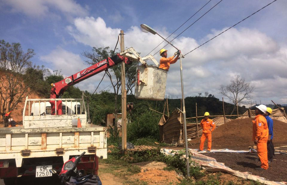 Điện lực Đam Rông lắp đặt hệ thống điện “Thắp sáng đường quê” tại thôn Phi Jút, xã Đạ R’Sal, Đam Rông. Ảnh: Đ.T