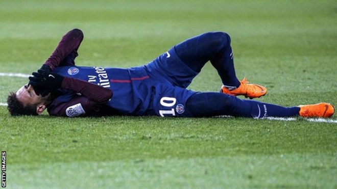 Neymar đau đớn khi dính chấn thương. (Nguồn: Getty)