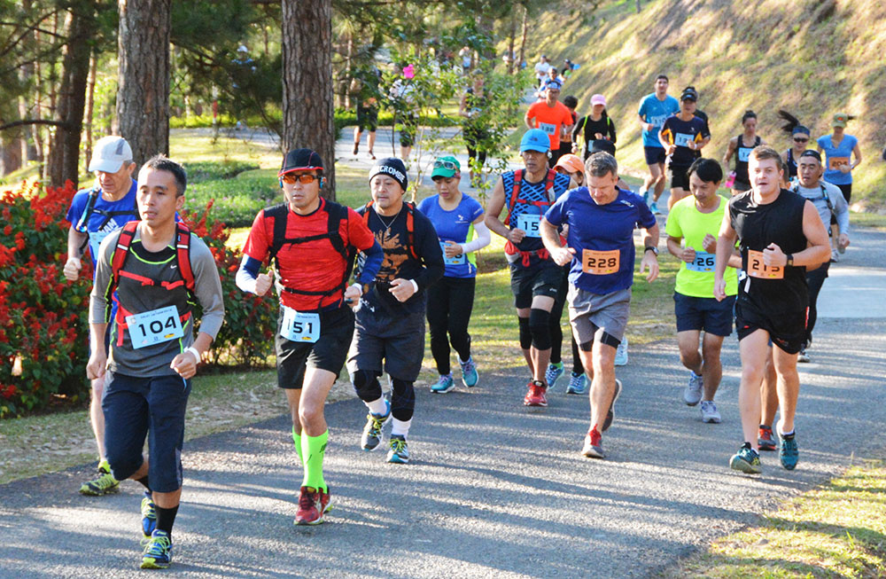 Các VĐV trên đường chạy tại giải Siêu Marathon lần 1-2016, Đà Lạt