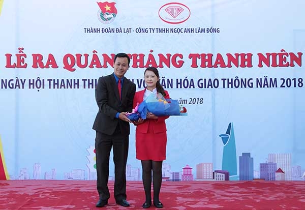 Đồng chí Nguyễn Thanh Tuấn, Bí thư Thành Đoàn Đà Lạt tặng hoa cảm ơn đơn vị tài trợ