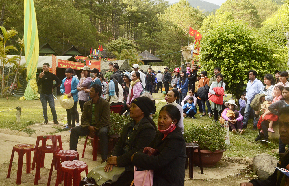 Đông đảo thân nhân đến động viên tinh thần cho các tân binh