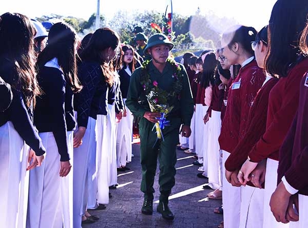 Chia tay người thân các chiến sĩ lên đường nhập ngũ