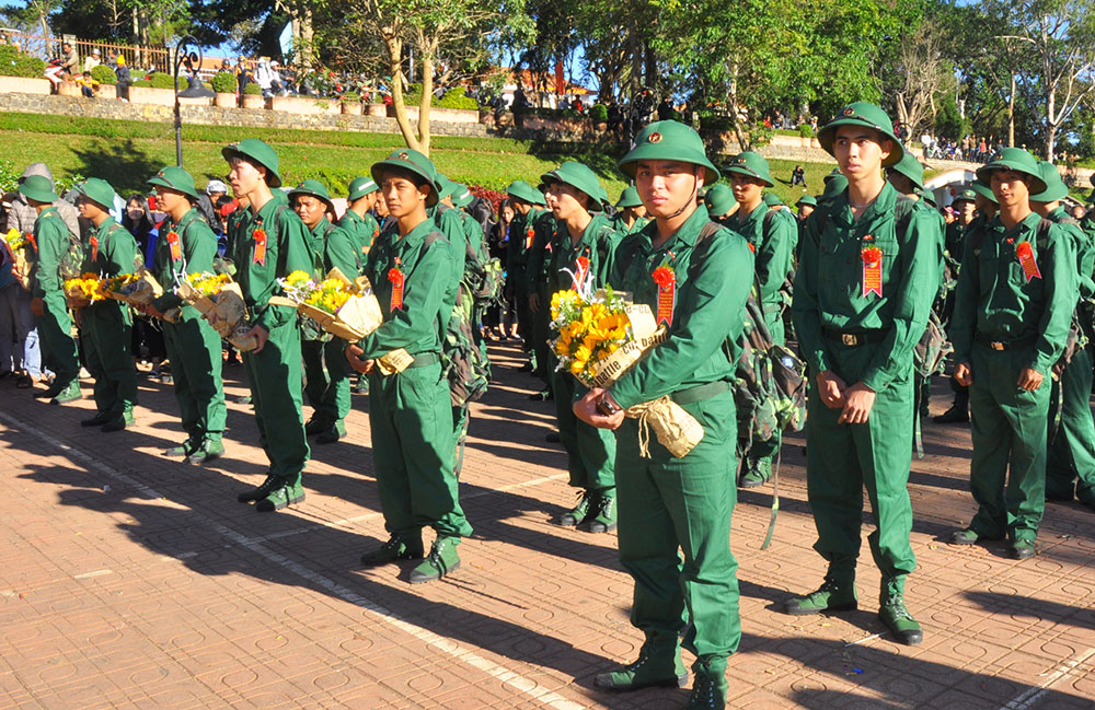 120 tân binh huyện Di Linh lên đường nhập ngũ. Ảnh: XL