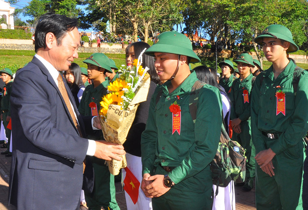 Di Linh: Tiễn 120 tân binh lên đường nhập ngũ