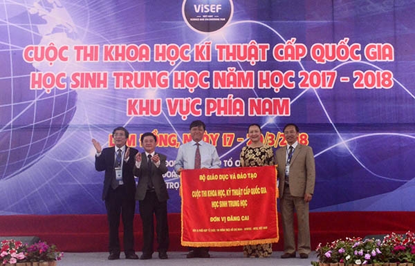 Bộ GDĐT và tỉnh Lâm Đồng trao cở luân lưu cho thành phố Hồ Chí Minh là đơn vị đăng cai Cuộc thi năm học 2018 – 2019