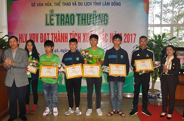 Lãnh đạo Sở Văn hóa Thể thao và Du lịch Lâm Đồng trao thưởng cho các HLV và VĐV