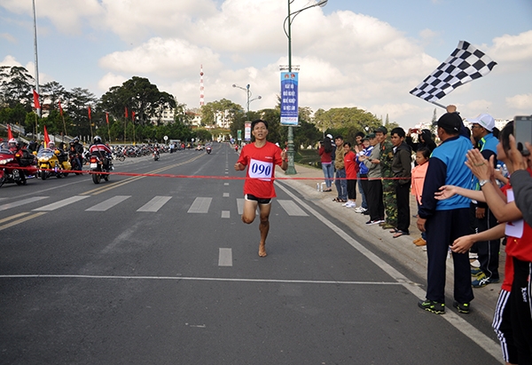 VĐV Đoàn Ngọc Hoàng – Di Linh đang về đích cự ly 5 km